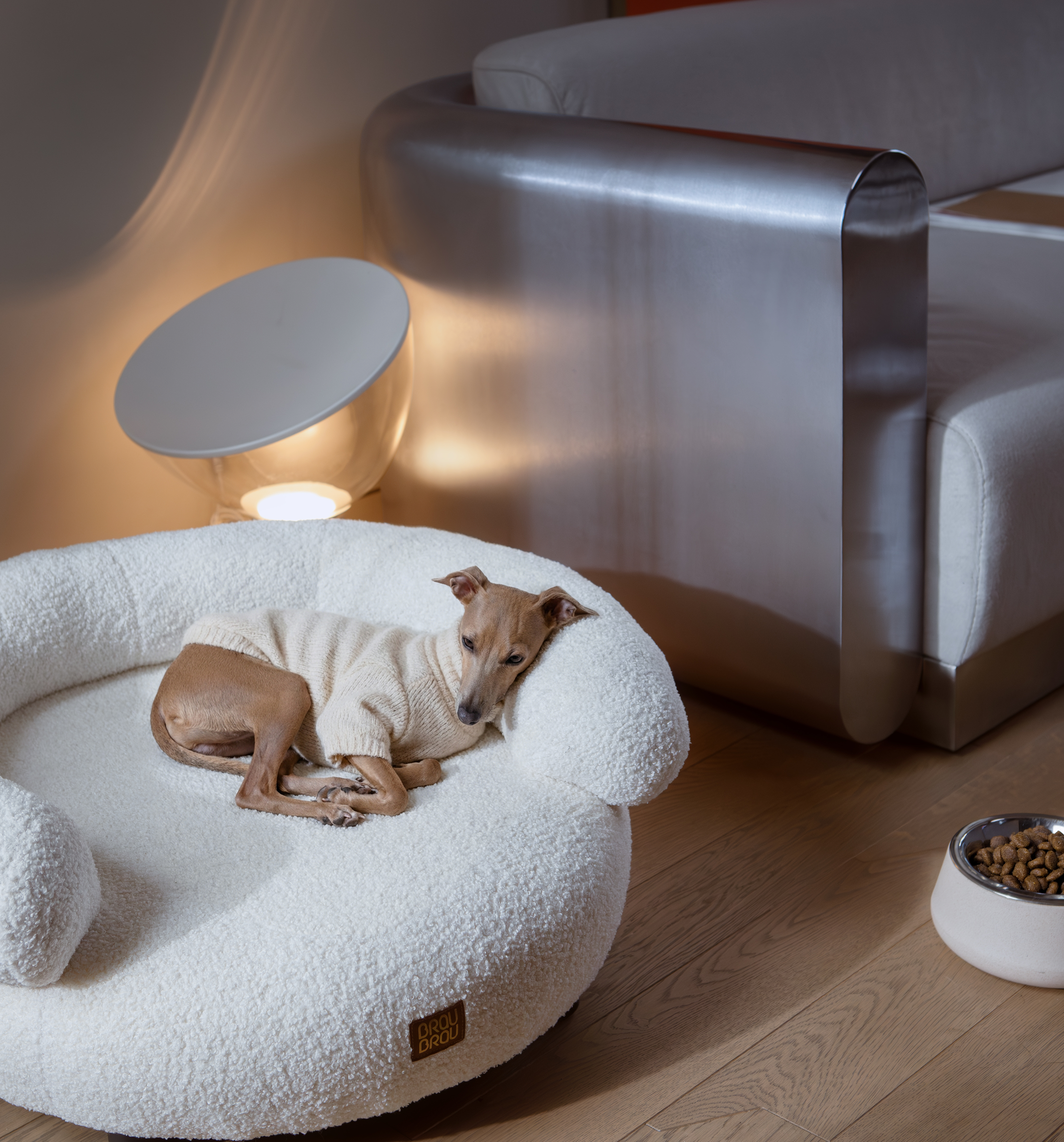 Beiges, geschwungenes Sofa - Bouclé Beige BRAUBRAU für Haustiere (Hunde und Katzen)