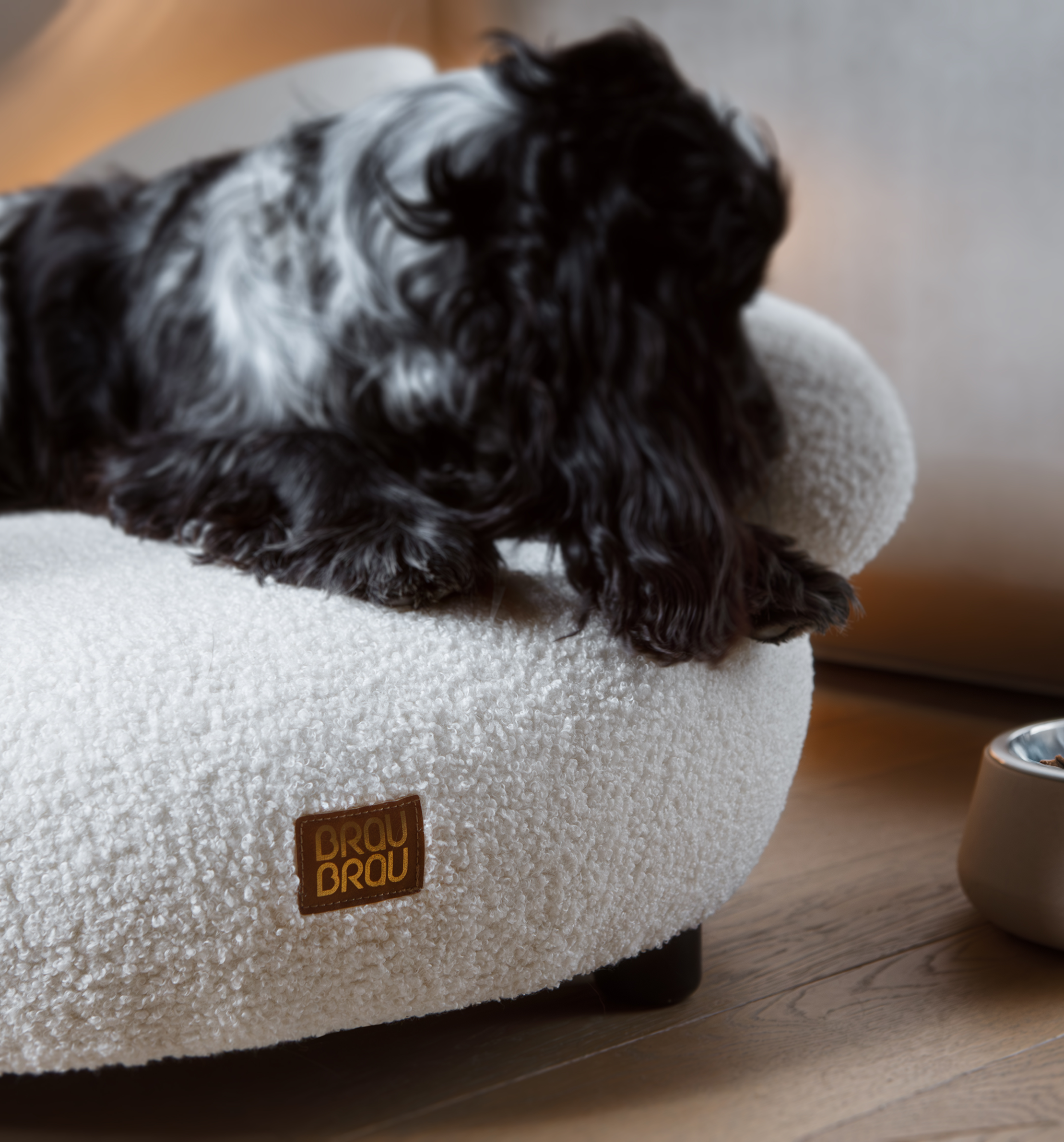 Beiges, geschwungenes Sofa - Bouclé Beige BRAUBRAU für Haustiere (Hunde und Katzen)