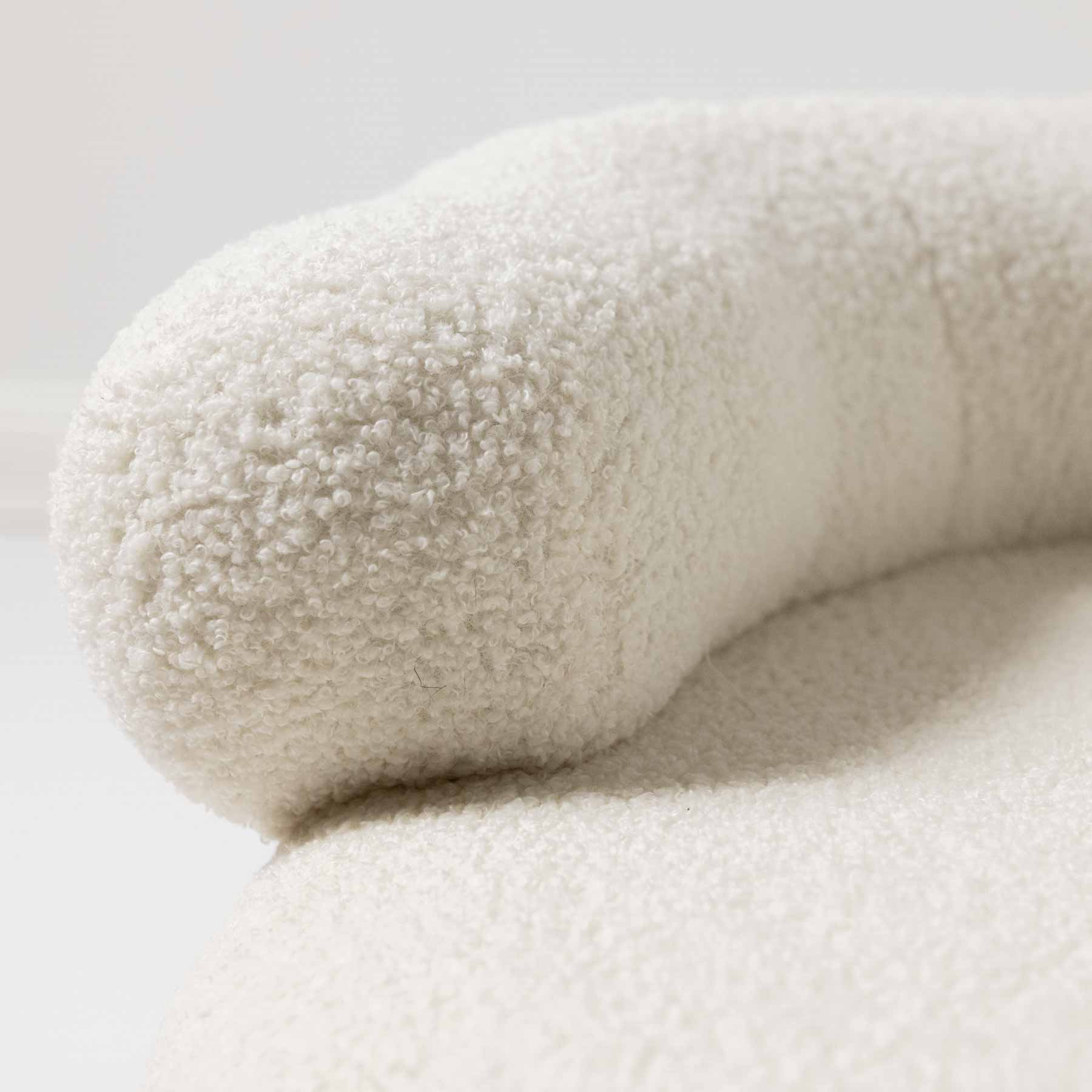 Beiges, geschwungenes Sofa - Bouclé Beige BRAUBRAU für Haustiere (Hunde und Katzen)